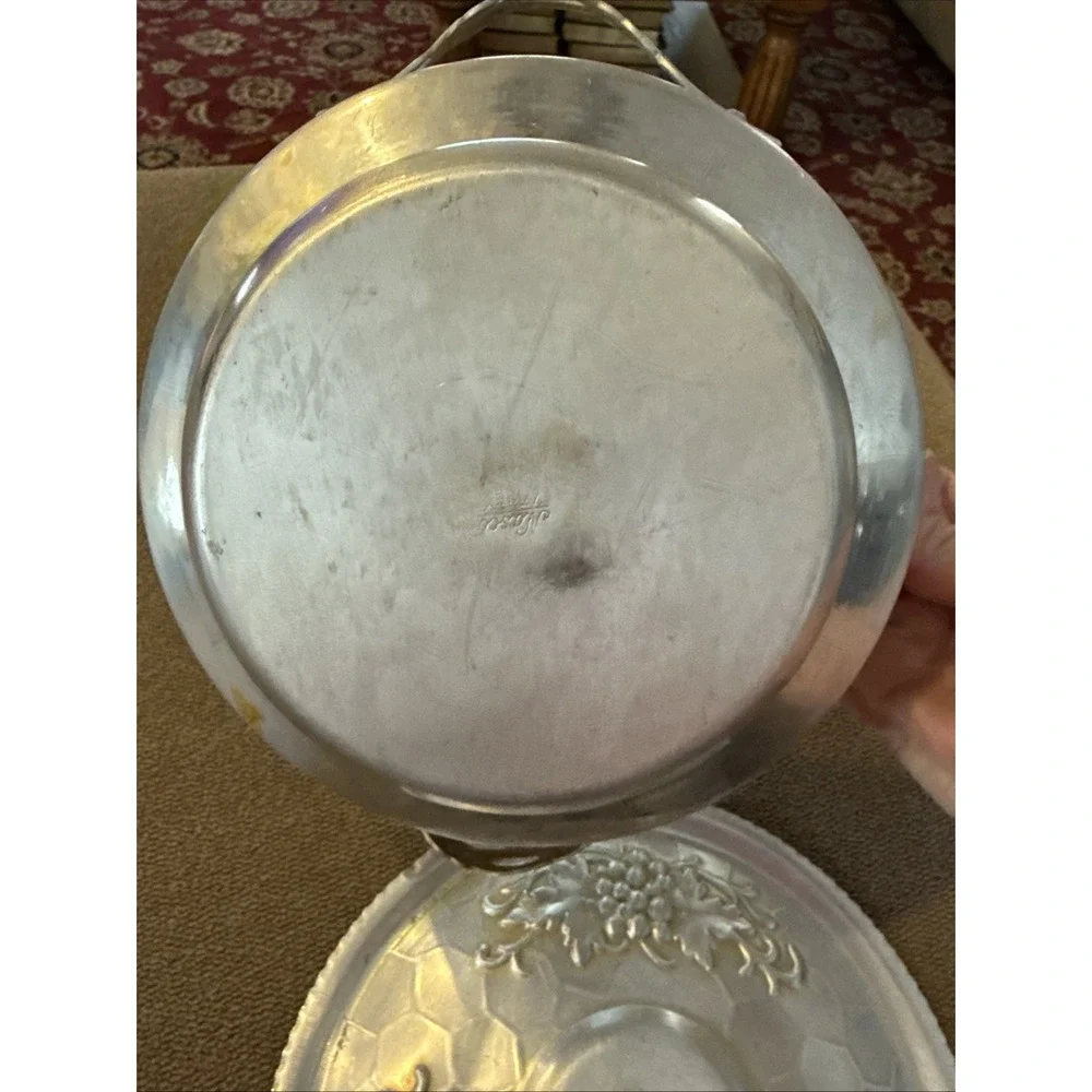 VINTAGE HAMMERED ALUMINUM POT with FLOWER Embellished LID by NASCO in ITALY (TD)